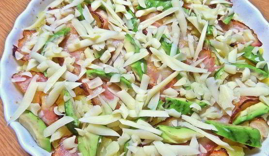 картофель с беконом, авокадо и сыром