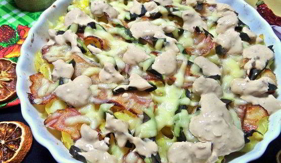 картофель с беконом, авокадо и сыром