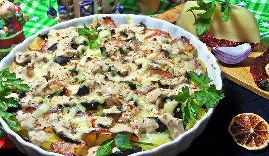 картофель с беконом, авокадо и сыром