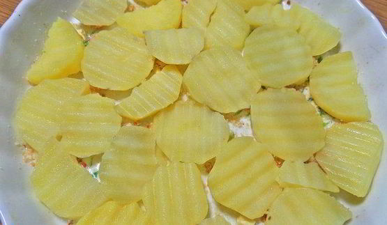 картофель с беконом, авокадо и сыром