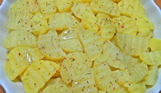 картофель с беконом, авокадо и сыром