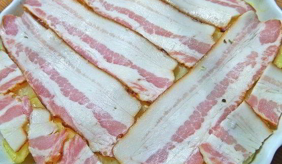 картофель с беконом, авокадо и сыром