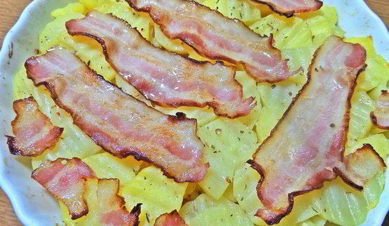 картофель с беконом, авокадо и сыром
