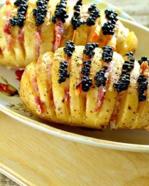 Картофель с беконом и черной икрой