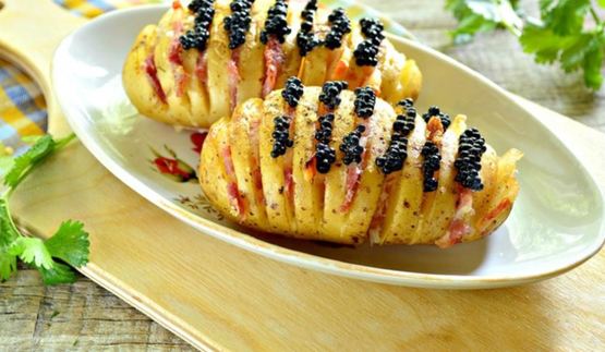 картофель с беконом и черной икрой