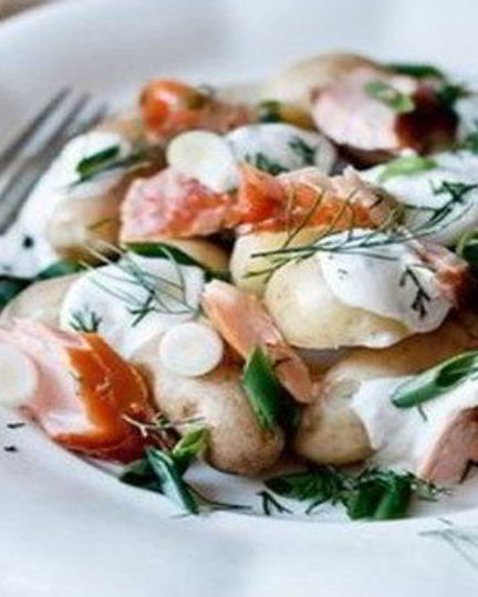 Рецепт картофеля с копченым лососем под соусом из йогурта
