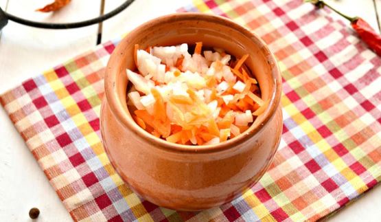 картофель с куриной грудкой в горшочках