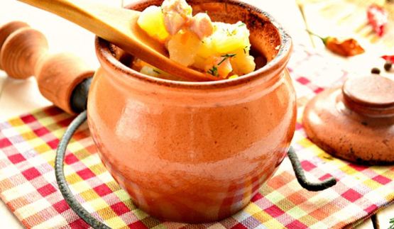 картофель с куриной грудкой в горшочках