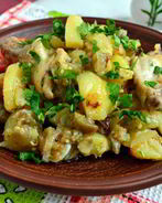 Картофель с куриными крылышками и баклажанами на сковороде