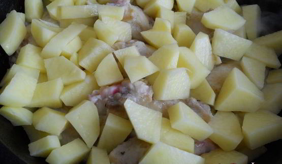 картофель с куриными крылышками и баклажанами на сковороде