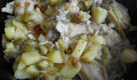 картофель с куриными крылышками и баклажанами на сковороде