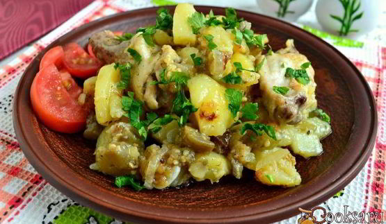 картофель с куриными крылышками и баклажанами на сковороде