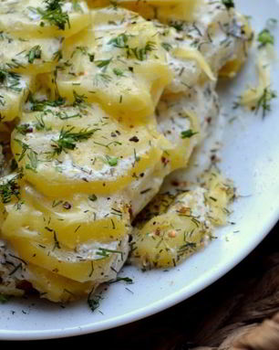 Картофель с луком и сметаной