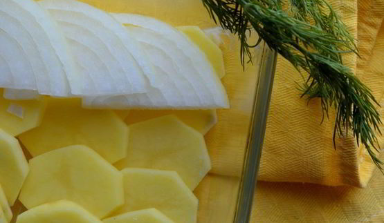 картофель с луком и сметаной