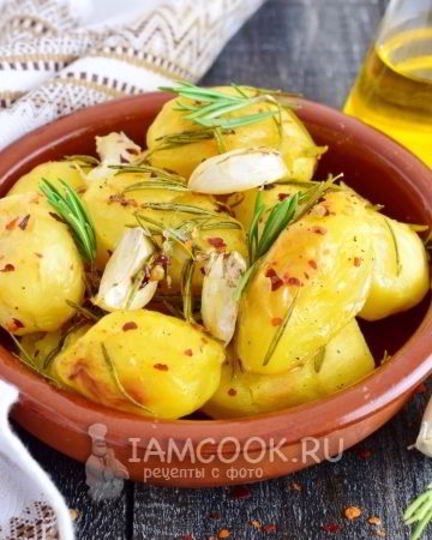 Рецепт картофеля с розмарином и чесноком в духовке