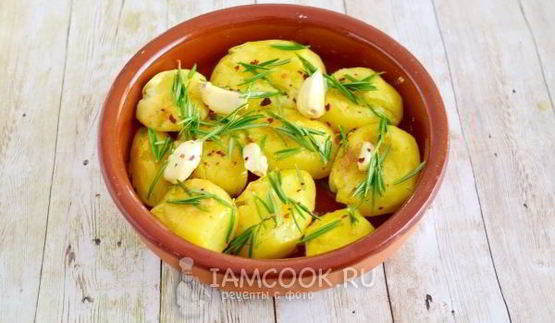 картофель с розмарином и чесноком в духовке