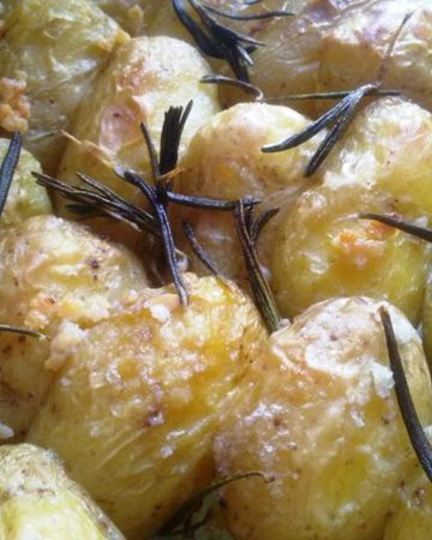 Рецепт картофеля с розмарином и чесноком