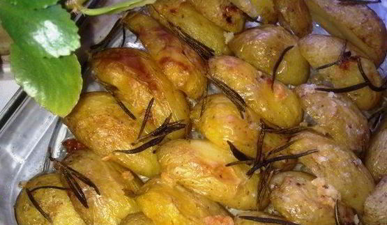 картофель с розмарином и чесноком