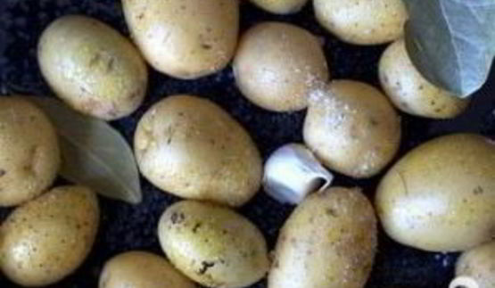 картофель с соусом чили