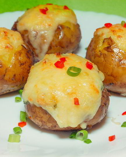 Рецепт картофеля с сырной начинкой