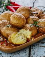 Картофель в углях с розмарином