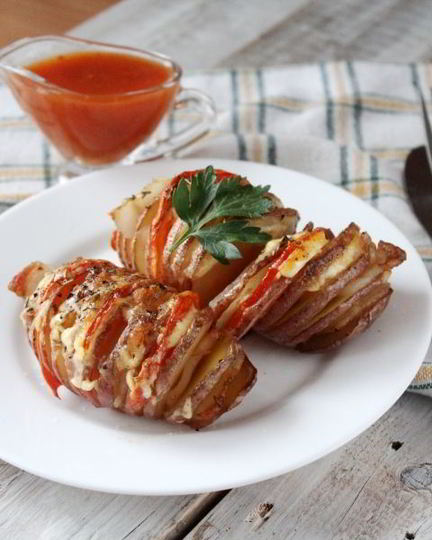 Рецепт картошки-гармошки с беконом и помидором в духовке