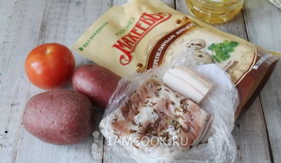 картошка-гармошка с беконом и помидором в духовке