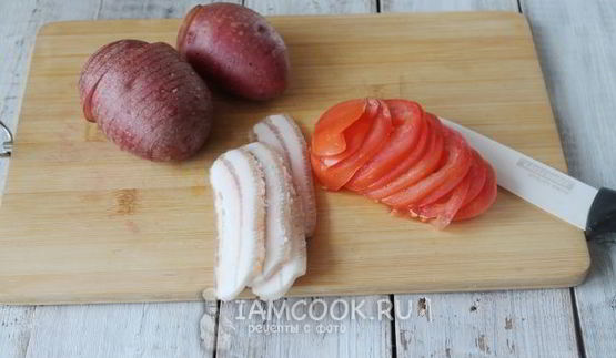 картошка-гармошка с беконом и помидором в духовке