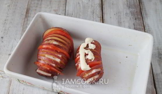 картошка-гармошка с беконом и помидором в духовке