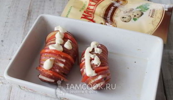 картошка-гармошка с беконом и помидором в духовке