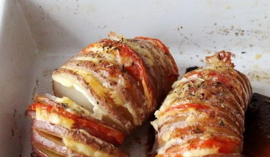 картошка-гармошка с беконом и помидором в духовке