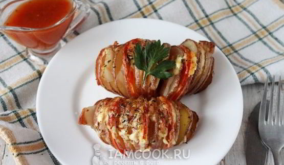картошка-гармошка с беконом и помидором в духовке