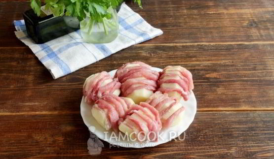 картошка-гармошка с мясом в духовке