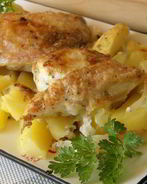 Картошка с курицей в духовке под соусом