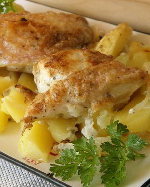 Картошка с курицей в духовке под соусом