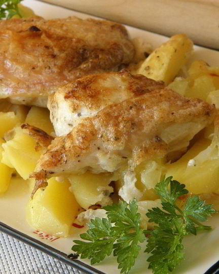Рецепт картошки с курицей в духовке под соусом