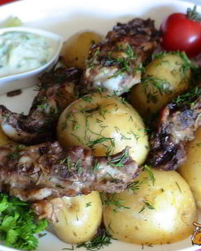 Картошка с ребрышками в имбирно-медовой глазури с соусом Цацики