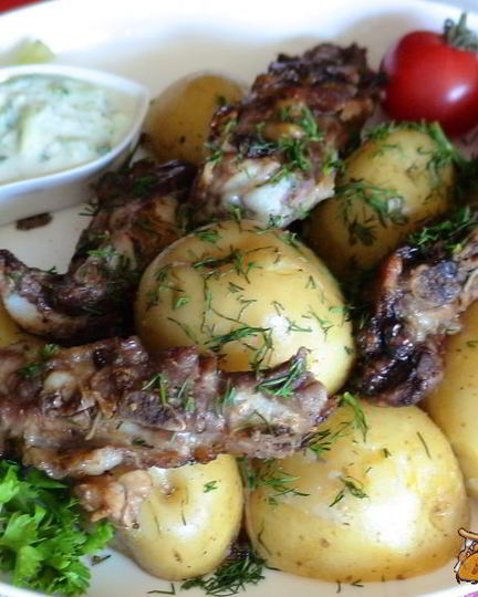 Рецепт картошки с ребрышками в имбирно-медовой глазури с соусом цацики