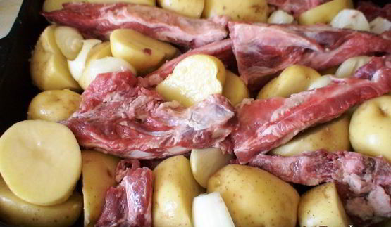 картошка с ребрышками в имбирно-медовой глазури с соусом цацики