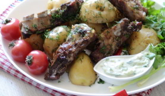 картошка с ребрышками в имбирно-медовой глазури с соусом цацики