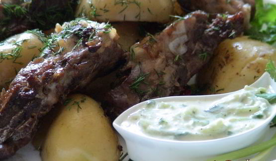 картошка с ребрышками в имбирно-медовой глазури с соусом цацики