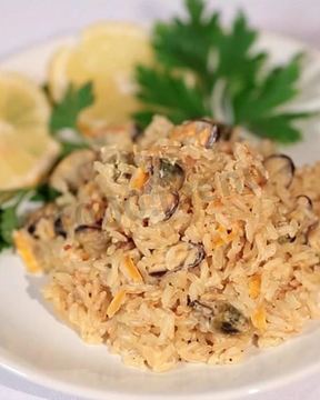 Коричневый бурый рис с мидиями в луковом соусе