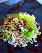 Коричневый рис с семечками и цуккини