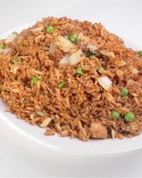 Красный рис со специями, курицей и зеленым горошком