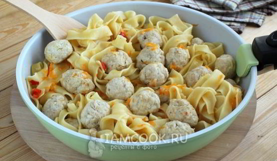 лапша с фрикадельками