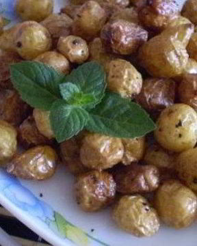 Мелкий картофель с чесноком