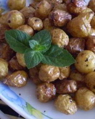 Мелкий картофель с чесноком