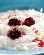 Молочный рис с вишней на завтрак