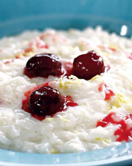 Рецепт молочного риса с вишней на завтрак