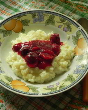 Молочный рис с вишней